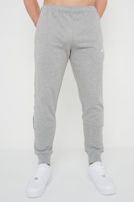 Nike Herren Wiederholung Taping Logo Fleece Cuffed Jogger in Grau