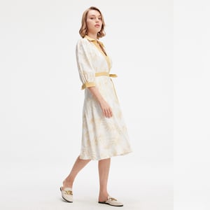 Bi-Material-Wickelkleid mit tropischem Print
