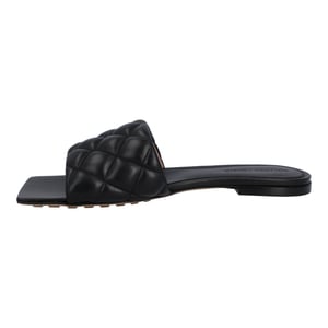 Bottega Veneta Damen Gepolsterte Flachsandale aus schwarzem Lammleder