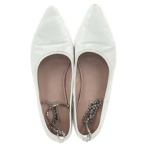 Miu Miu Ballerinas mit verziertem Riemen und spitzer Zehenpartie aus weißem Leder