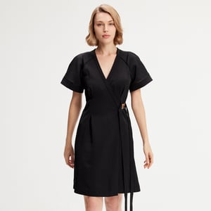 Minimalistisches Wickelkleid