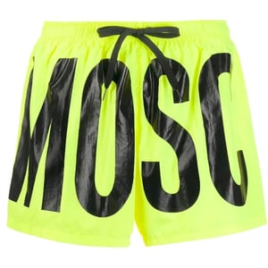 Kurze Badeshorts mit leuchtend gelbem Logo der Marke Moschino