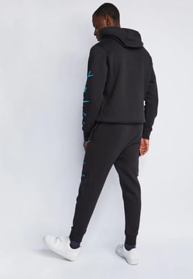 Nike Sportswear Standardausgabe Trainingsanzug mit Kapuze in Schwarz