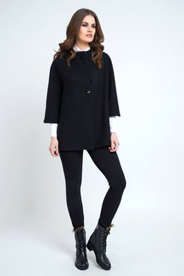 Schwarzer Mantel im Poncho-Stil