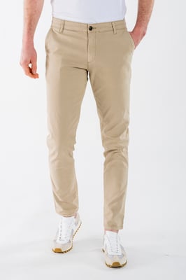 Herren Chino von der Marke Presly & Sun. Die Chino von Presly & Sun besteht aus Bio-Baumwolle und Elastan und hat eine schmale Passform. Die weiche Baumwolle und das Elastan sorgen für einen hohen Tragekomfort.  Marke: Presly & SunModellname: Samuel ChinoKategorie: Chino für HerrenMaterialien: Baumwolle/ElastanFarbe: beige