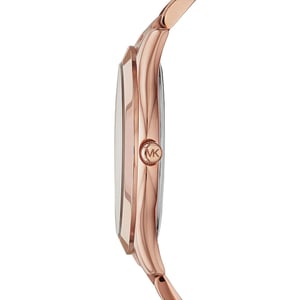 Trendige und stilvolle Damenuhr von der Marke Michael Kors. Die Uhr hat ein Armband, das auch kleiner gemacht werden kann, das Gehäuse hat einen Durchmesser von 42 mm und das Uhrwerk ist Quarz.  Marke: Michael KorsModellname: MK3197 (42mm)Kategorie: DamenarmbanduhrMaterialien: EdelstahlFarbe: Roségold