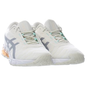 Asics Gel-Qunatum 180 5 Frauen vor weißen Trainern