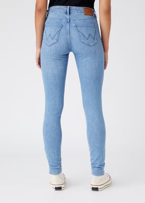 Wrangler - skinny in den wolken