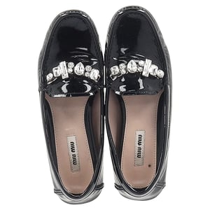 Miu Miu Loafers mit Kristall-Details aus schwarzem Lackleder