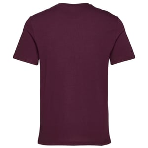 Das Lyle & Scott Plain T-Shirt ist aus 100 % Baumwolle gefertigt und unvergleichlich weich. Es ist ein kultiger Stil und die Definition eines Grundnahrungsmittels im Kleiderschrank. Mit einer klassischen Silhouette, Detailnähten an Kragen und Manschette sowie unserem charakteristischen Steinadler kann dieses T-Shirt nahtlos übereinander getragen werden oder allein als Herzstück eines jeden lässigen Outfits dienen.  \n  \nPassform: Regulär\nEs ist so geschnitten, dass es weder zu eng noch zu locker sitzt und Ihnen einen klassischen, zeitlos eleganten Look verleiht. Wir empfehlen Ihnen, Ihre übliche Größe zu bestellen, aber wenn Sie zwischen zwei Größen schwanken, nehmen Sie eine Nummer größer.