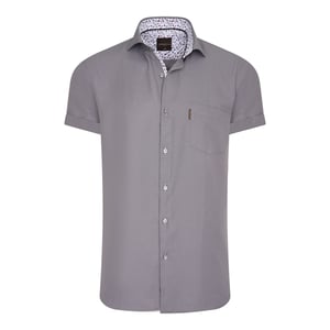 Cappuccino Italia Kurzarmbluse für Herren. Die Bluse ist aus 100% Baumwolle und hat eine normale Passform. Marke: Cappuccino ItaliaModellname: Kurzarmbluse UniKategorie: HerrenMaterialien: BaumwolleFarbe: anthrazit, weiß
