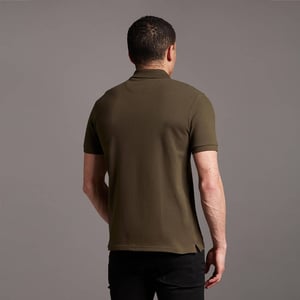 Als ultimative Stilikone von Lyle & Scott steht unser einfarbiges Poloshirt seit Jahrzehnten an der Spitze der Mode. Erhältlich in einer Vielzahl von Farben und hergestellt aus einer leichten, weichen Baumwollmischung, sind unsere Polos ein Muss für jeden Kleiderschrank. Mit Elastananteil für zusätzliche Dehnbarkeit und mit klassischem Rippkragen und Manschetten, Dreiknopfleiste mit Detailnähten sowie unserem charakteristischen Steinadler, einem Zeichen echter britischer Tradition.
Passform: Regulär
Die Passform ist so gewählt, dass sie weder zu eng noch zu locker sitzt und Ihnen einen klassischen, zeitlos eleganten Look verleiht. Wir empfehlen Ihnen, Ihre übliche Größe zu bestellen, aber wenn Sie zwischen zwei Größen schwanken, nehmen Sie eine Nummer größer.