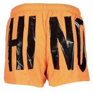 Hellorangefarbene kurze Badeshorts mit Printlogo der Marke Moschino