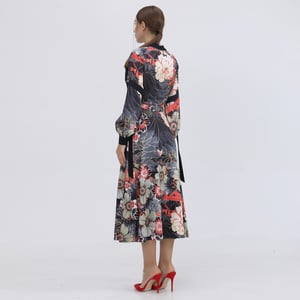 Wickelkleid mit Makro-Blumendruck und Schrägband aus Satin