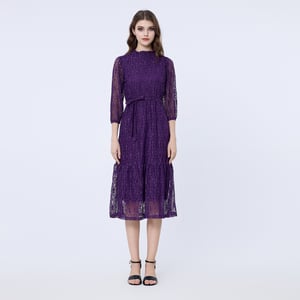Ausgestelltes Spitzenkleid