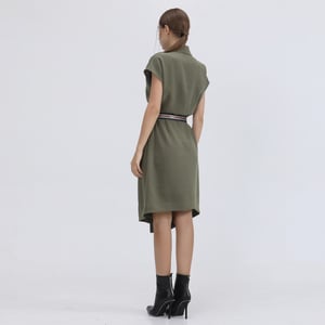 Mittellanges Kleid mit Wickeloptik und zusätzlichem Gürtel