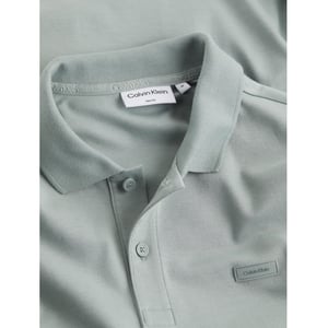 Herren-Poloshirt der Marke Calvin Klein. Die Polos von Calvin Klein sind aus 100% Bio-Baumwolle und haben eine schmale Passform. Die weiche Baumwolle sorgt für hohen Tragekomfort.  Marke: Calvin KleinModellname: Liquid Touch Slim PoloKategorie: Herren-PoloMaterialien: Bio-BaumwolleFarbe: Schiefergrau