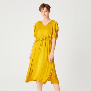 Midikleid mit V-Ausschnitt und Kordelzuggürtel