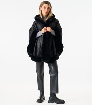 Poncho mit Pelzkragen und Taschendetail
