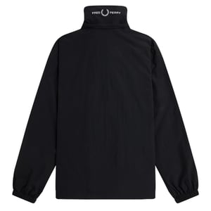 Schwarze Jacke von Fred Perry mit aufgesetzter Tasche und Reißverschluss