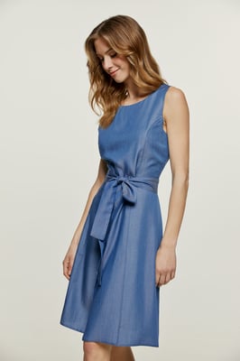 Ärmelloses Kleid mit Gürtel und Knopfleiste