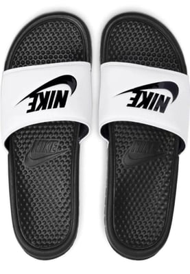 Nike Benassi Slip On Sliders in Weiß/Schwarz