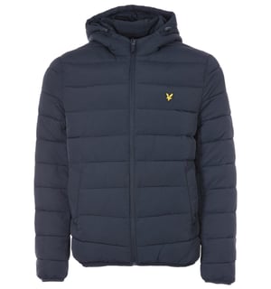 Lyle & Scott ist eine britische Marke mit Stil und Qualität, die über 100 Jahre technisches Know-how in ihre Produkte einfließen lässt. Traditionelle Kleidungsstücke wurden mit zeitgemäßer Ästhetik versehen, aber vergessen Sie nicht das ikonische Golden Eagle-Logo, an dem Sie sofort erkennen, dass Sie eine renommierte Marke tragen. Das ist bei der Lightweight Puffer Jacket mit Sicherheit der Fall. Nylonkonstruktion, elastische Bündchen und Saum, zwei Druckknopftaschen, verstellbare Kapuze mit Bungee-Kordel, durchgehender Reißverschluss, Lyle & Scott Branding. Stil & Passform: Normale Passform, Passt in der Größe. Zusammensetzung und Pflege: 100% Nylon, Maschinenwäsche.