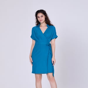 Minimalistisches Wickelkleid und italienischer Kragen