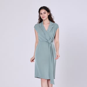 Asymmetrisch drapiertes Bahnenkleid aus mattem Satin