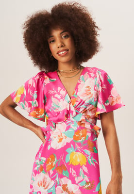 Midikleid mit Engelsärmeln und Blumendruck