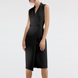 Maßgeschneidertes Kleid mit Wickeleffekt und abgestepptem Kragen
