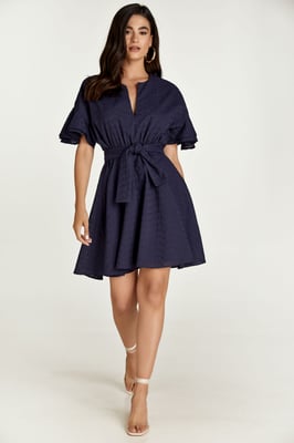 Dunkelblaues Kleid mit Stickerei und Rüschenärmeln
