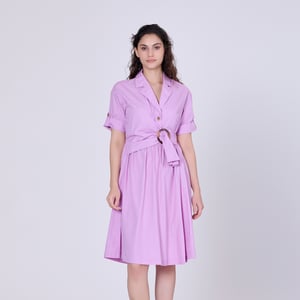 Hemdblusenkleid mit asymmetrischem Gürteleinsatz