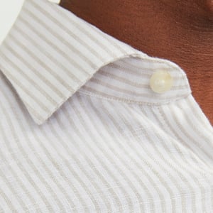 Herrenhemd der Marke Jack & Jones. Das Hemd ist aus hochwertigem Leinen gefertigt. Das luftige Material sorgt für einen herrlich leichten Tragekomfort.  Marke: Jack & JonesModellname: Parker Linen StripeKategorie: HerrenhemdenMaterialien: Baumwolle, PolyesterFarben: weiß, beige
