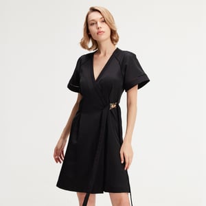 Minimalistisches Wickelkleid
