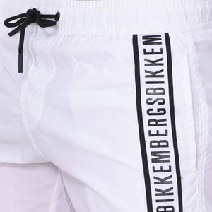 Shorts mit Klebeband