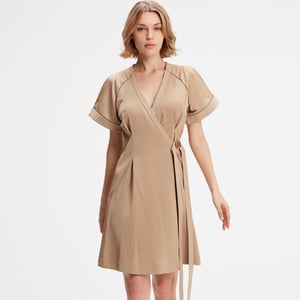 Minimalistisches Wickelkleid