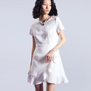 Kurzes Skaterkleid mit Rüschen