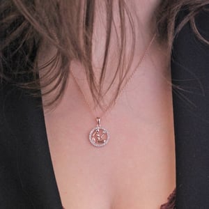 Sternzeichen-Anhänger Jungfrau – Roségold und Kristall