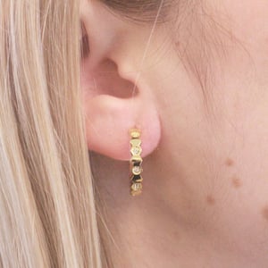 Gebogene Ohrringe - Gold und Kristall