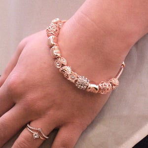 Strahlende Charm-Armbänder – Roségold und Kristall