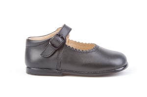 Schuh vom Typ Merceditas aus Leder