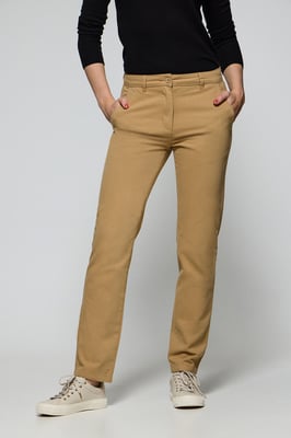 Chinohose May sandfarben mit minimalistischer Polo Club Stickerei auf der Tasche