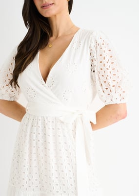 Weißes Broderie-Baumwollgürtel-Midikleid in Wickeloptik