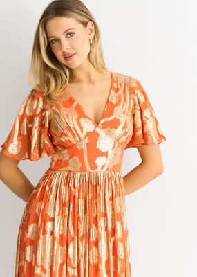 Orangefarbenes Metallic-Jacquard-Maxikleid mit Flatterärmeln