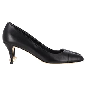 Chanel – Pumps mit CC-Logo und Kappe aus schwarzem Leder mit Perlendetail