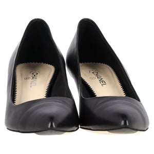 Chanel – Pumps mit CC-Logo und Kappe aus schwarzem Leder mit Perlendetail