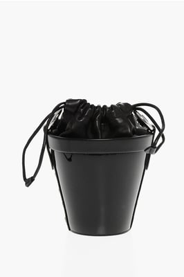 Bucket Bag aus Lackleder mit verstellbarem Schultergurt in Schwarz