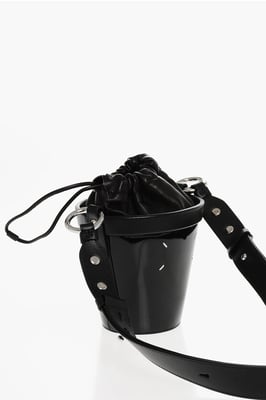 Bucket Bag aus Lackleder mit verstellbarem Schultergurt in Schwarz