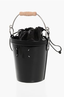 Bucket Bag aus Lackleder mit Holzgriff in Schwarz